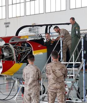 Imagen secundaria 2 - Don Felipe ha visitado las instalaciones, el sistema de simulación y el hangar de mantenimiento