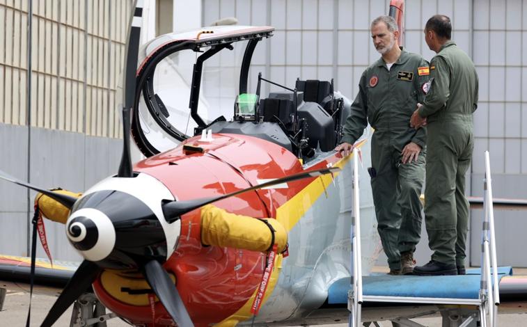 Imagen principal - Don Felipe ha visitado las instalaciones, el sistema de simulación y el hangar de mantenimiento