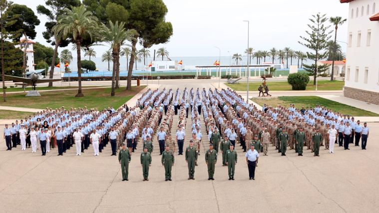 Fotografia de grupo del el Rey con la unidad en la Plaza de Armas de la Academia General del Aire