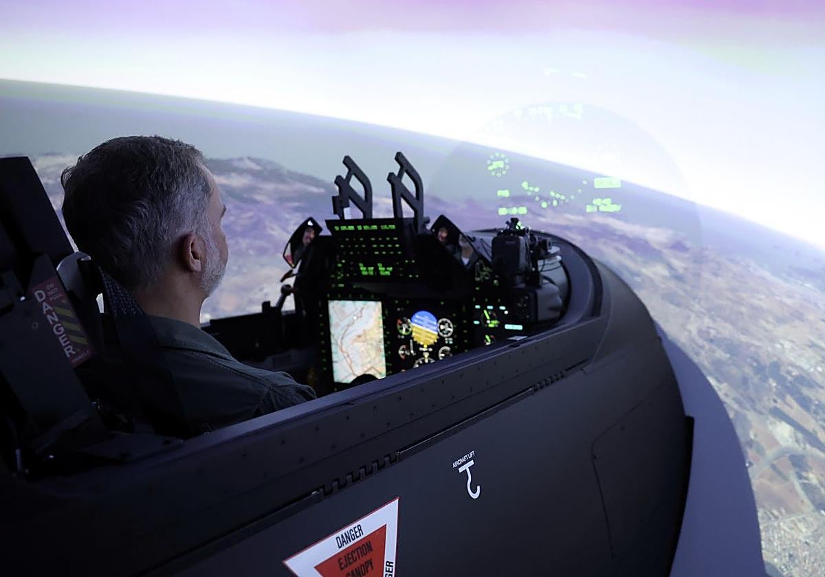 Felipe VI pilota el simulador del PC-21, el avión de entrenamiento militar más avanzado del mundo