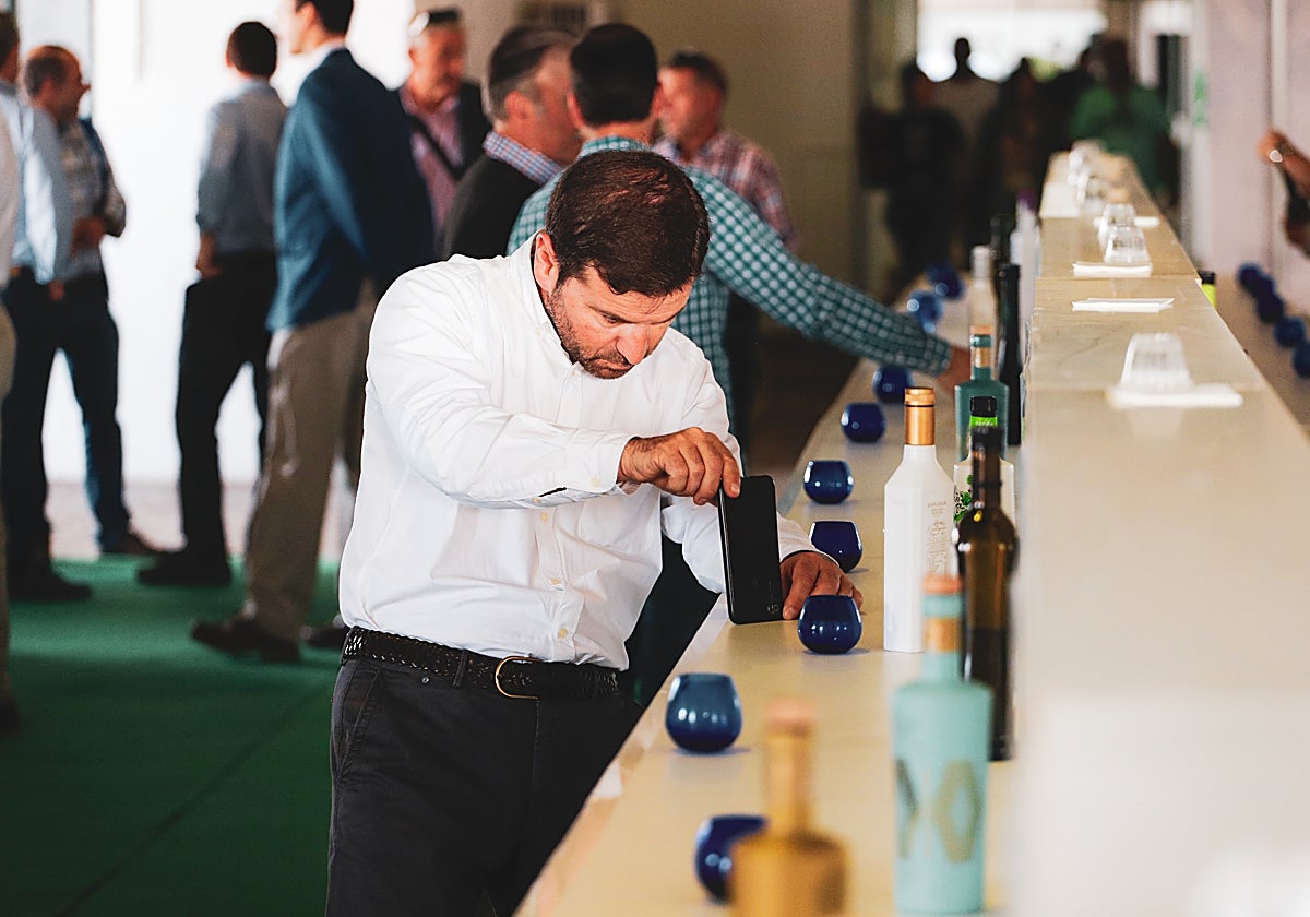 Un asistente a la Feria del Olivo de Montoro en la cata de aceites