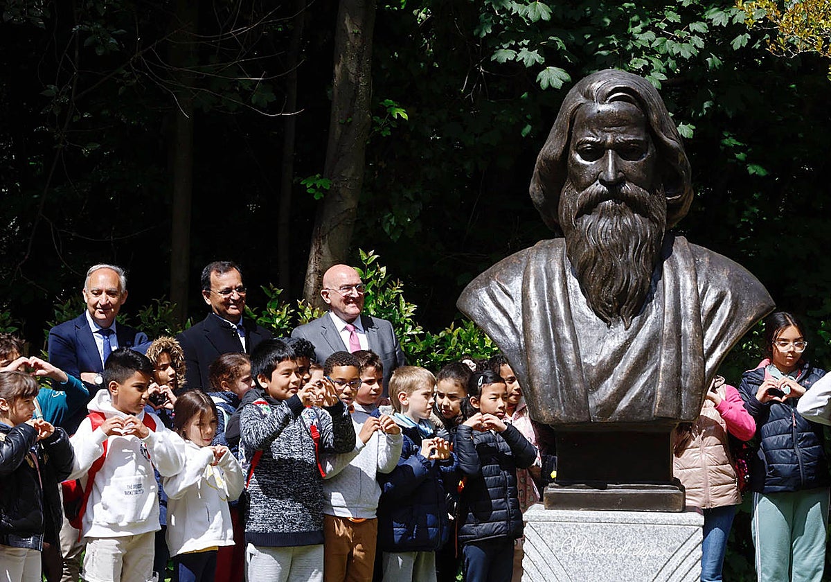 Valladolid rinde homenaje al poeta indio Rabindranath Tagore con la inauguración de una escultura en el Campo Grande