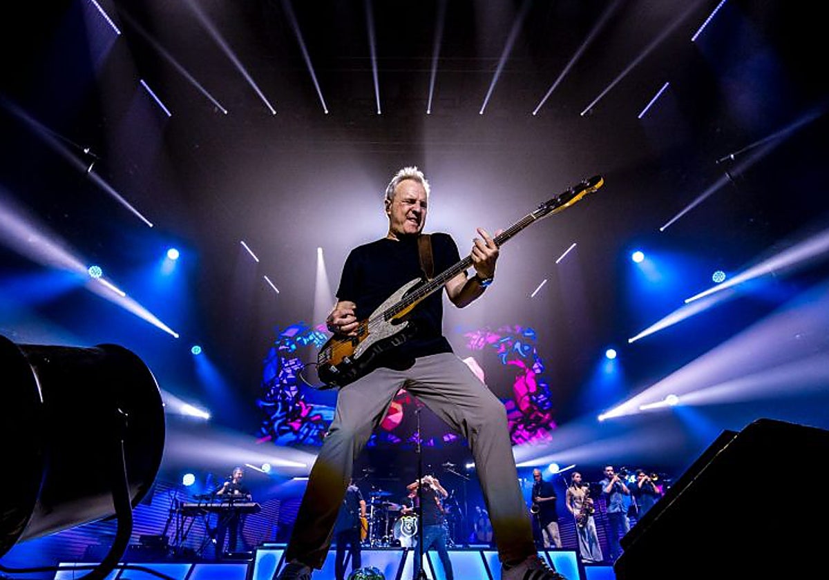 David Summers, integrante de Hombres G, durante un concierto