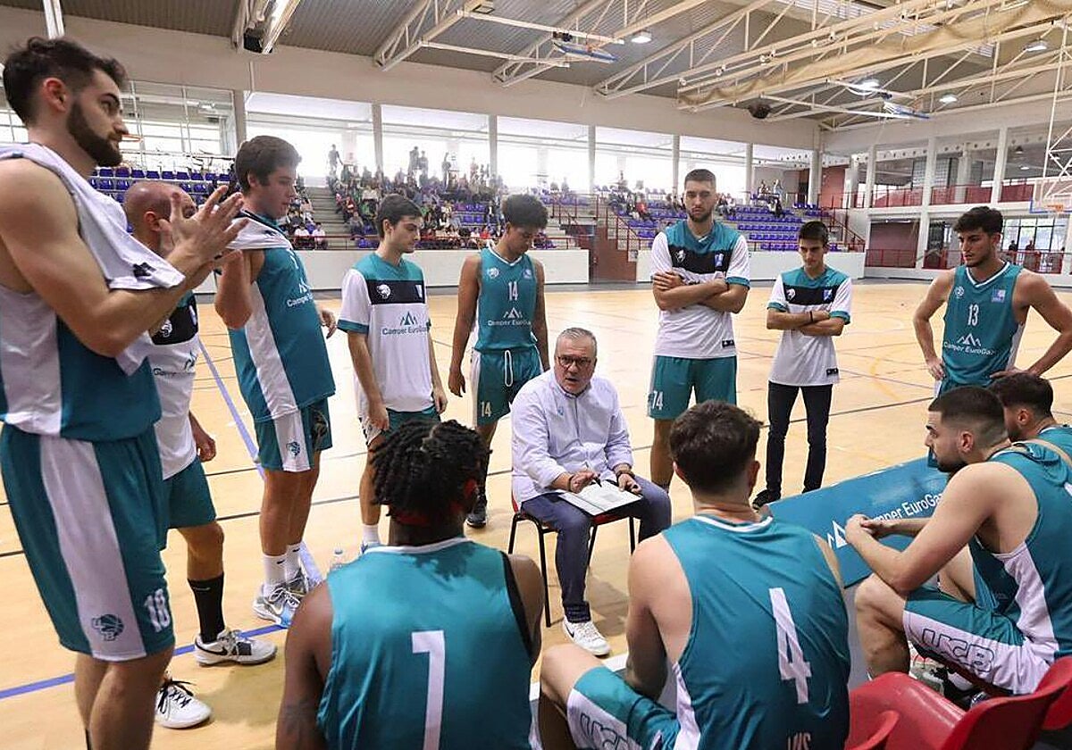 El entrenador del UCB Camper Eurogaza, Rafa Gomariz, da instrucciones a los suyos