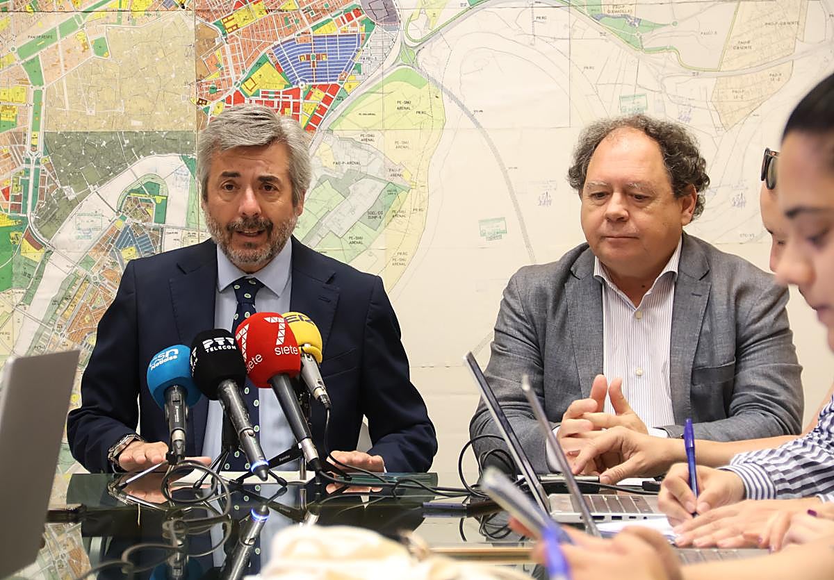 El edil de Urbanismo y el gerente de la Gerencia, este miércoles durante su rueda de prensa