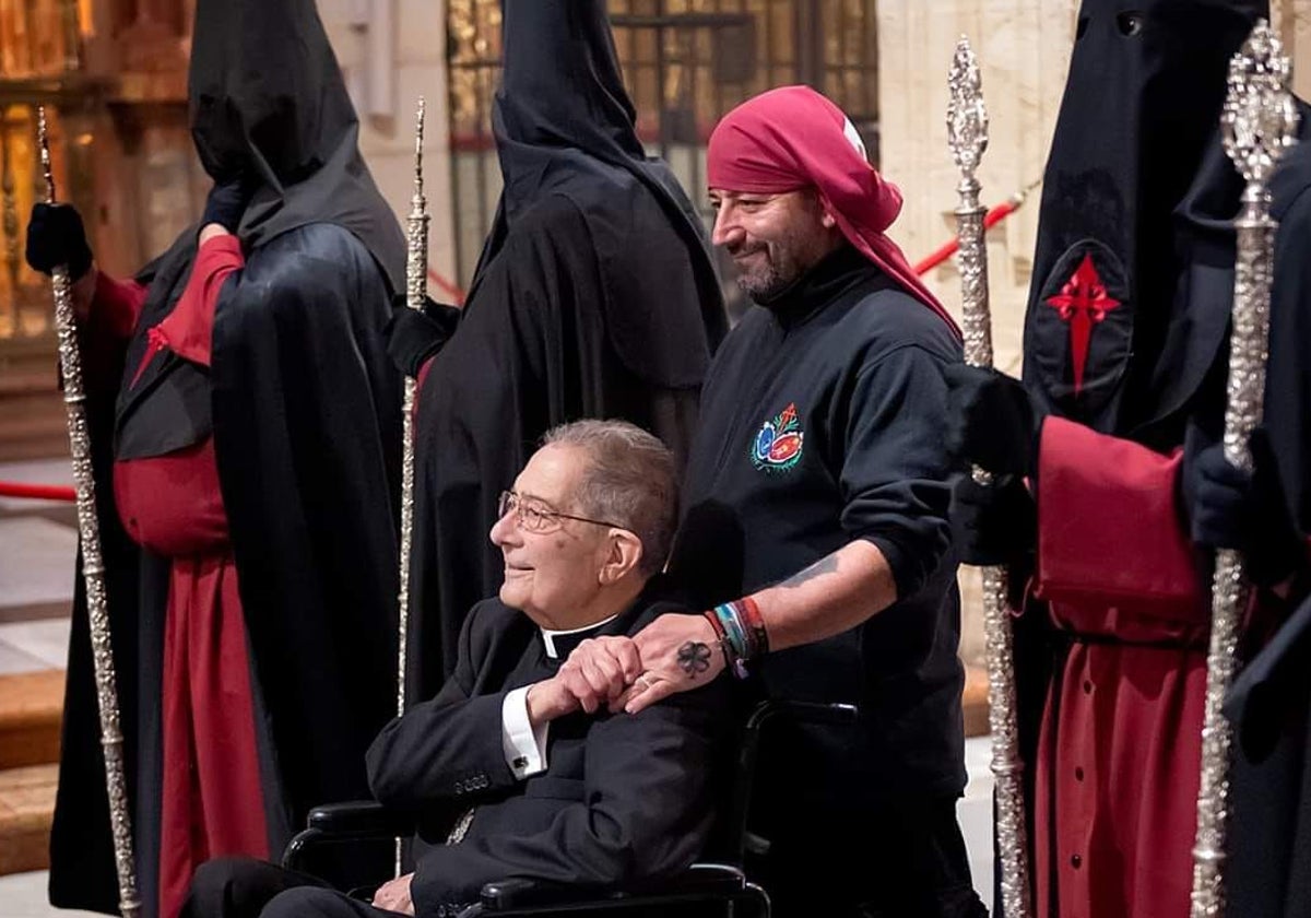 Don Emilio, junto al hermano de las Penas que lo llevó a la Catedral para la estación de penitencia del Domingo de Ramos pasado