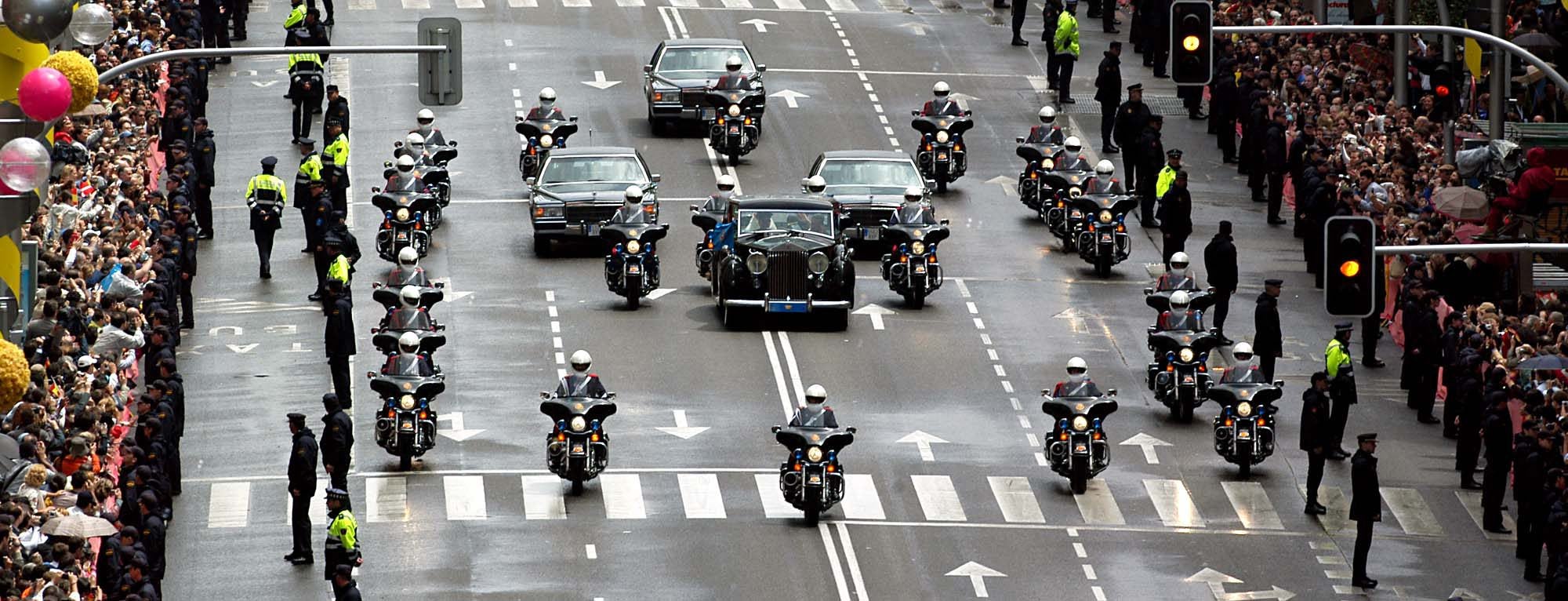 Al hacer entrega del ramo de novia, los Reyes subieron de nuevo al vehículo que les había llevado a la basílica entre los gritos de los allí presentes, que pedían a los novios que se besaran. El Rolls-Royce les llevó de vuelta al Palacio Real. El camino de regreso se realizó en un espacio de tiempo menor al que emplearon en llegar hasta la Virgen de Atocha. En aquel intervalo, los periodistas de las cadenas televisivas revelaron el menú elegido para el banquete nupcial: 17 aperitivos hechos con productos españoles característicos de las 17 Comunidades Autónomas, además de jamón de Jabugo, que pudieron disfrutar los comensales mientras los Reyes recorrían el centro de Madrid; tartaleta de hojaldre con frutos de mar sobre fondo de verduras y capón asado al tomillo con frutos secos. La tarta nupcial corrió a cargo del pastelero alicantino Francisco Torreblanca, quien reveló que pesaba unos 150 kilos y medía dos metros. 