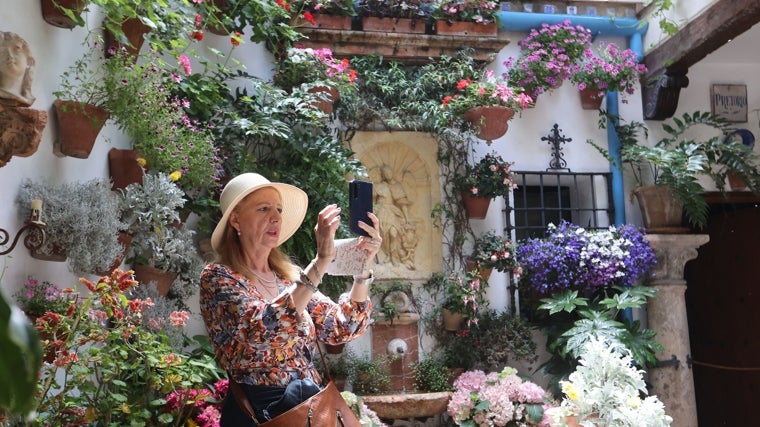 Uno de los patios, cuajado de flores