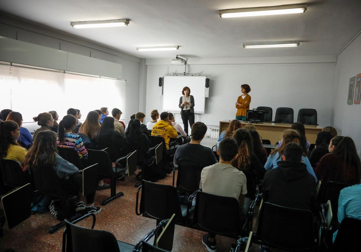 Profesores y alumnos, en una clase en Madrid