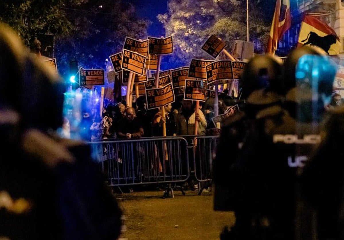 Decenas de manifestantes con carteles de 'se vende', durante una manifestación contra la amnistía en Ferraz