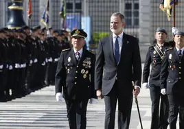 El Rey Felipe pasa revista en el acto conmemorativo del bicentenario de la Policía Nacional