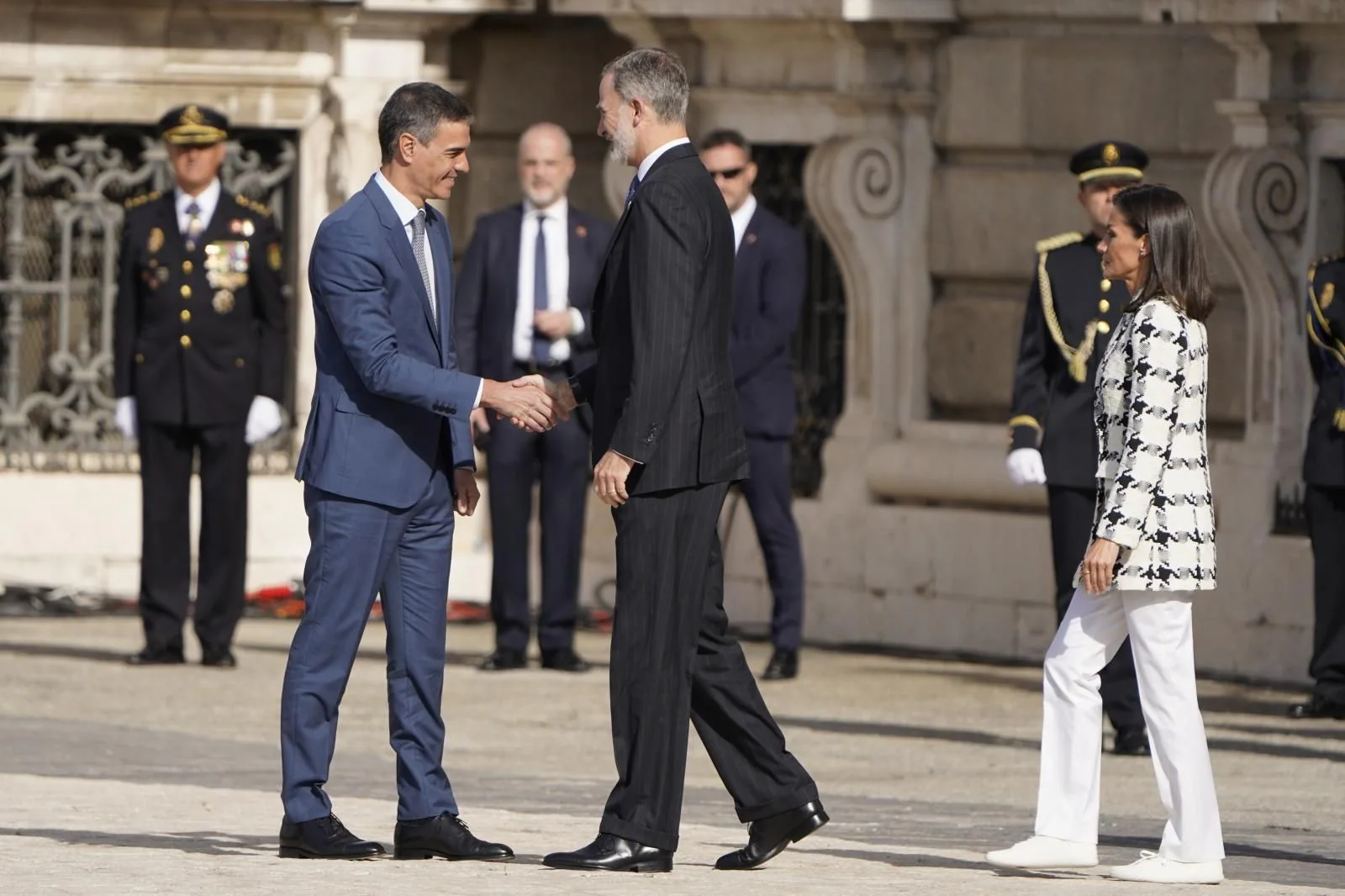 Felipe VI ha sido recibido por el presidente del Gobierno, Pedro Sánchez, a su llegada al Palacio Real