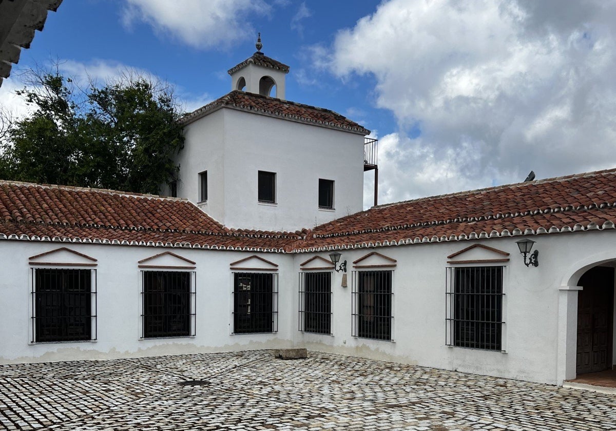 Uno de los torreones del cortijo en la Sierra Albarrana