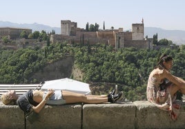 La encuesta sobre percepción del turismo en Andalucía que rechaza la tasa turística fue elaborada por la propia Consejería