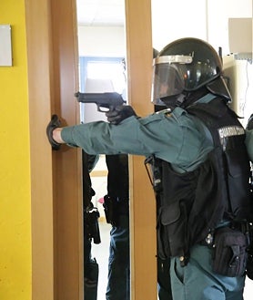 Imagen secundaria 2 - Simulacro de ataque terrorista en un colegio de Coreses, con 25 alumnos y tres docentes &#039;secuestrados&#039;