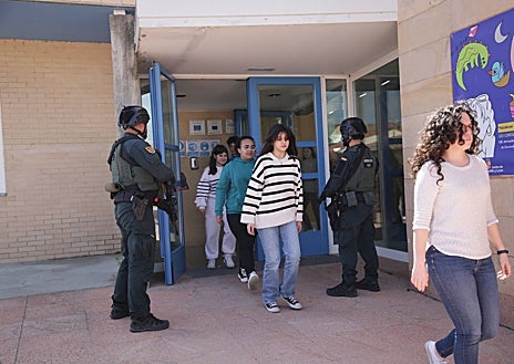 Imagen secundaria 1 - Simulacro de ataque terrorista en un colegio de Coreses, con 25 alumnos y tres docentes &#039;secuestrados&#039;