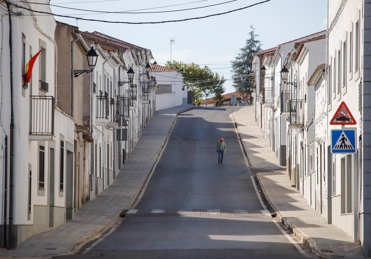 Una solitaria calle con un viandante del municipio cordobés de Conquista