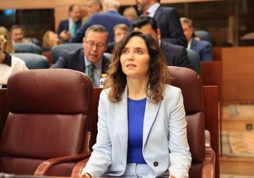 La izquierda carga contra Ayuso por «subirse a un pedestal, como en Corea del Norte» y la presidenta ve «envidia personal»