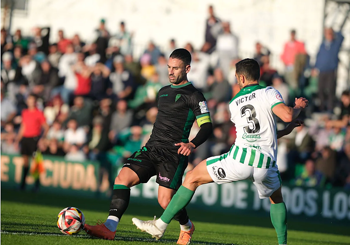 Kike Márquez en una acción del Córdoba CF ante el Atlético Sanluqueño