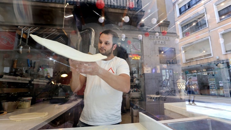 Francesco Lapadula, en acción, elaborando una pizza