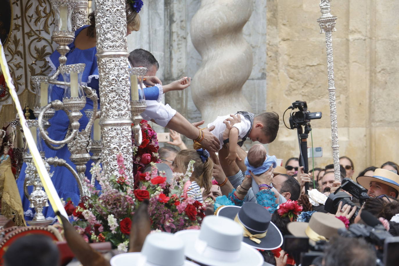 Fotos: La emocionante salida de la hermandad del Rocío de Córdoba