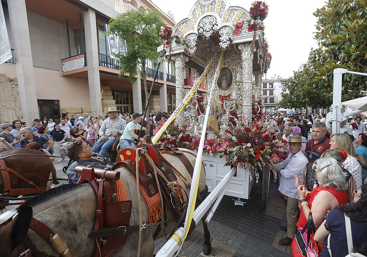 El bendito Simpecado del Rocío de Córdoba, durante la salida, en la calle Capitulares