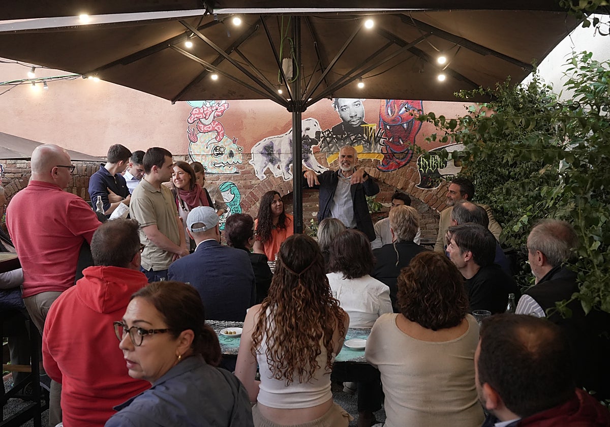 Carlos Carrizosa, líder de Ciudadanos en Cataluña, dirigiéndose a simpatizantes y afiliados de San Cugat del Vallés, durante un acto de la campaña electoral de la semana pasada