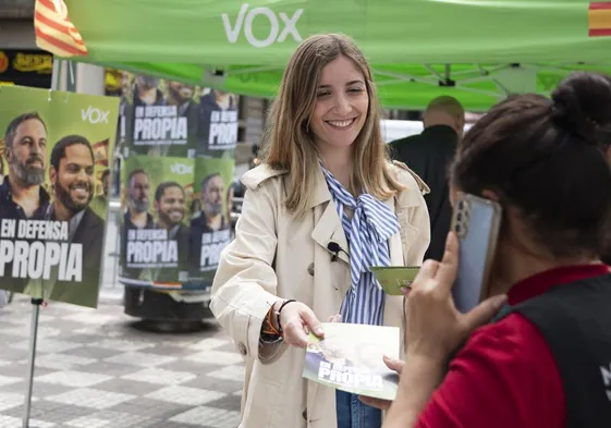 La candidata de Vox Jùlia Calvet, por las calles de Barcelona