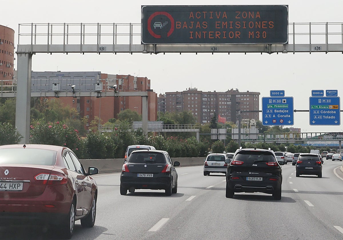 Cartel que advierte de las restricciones a vehículos sin etiqueta en la M-30