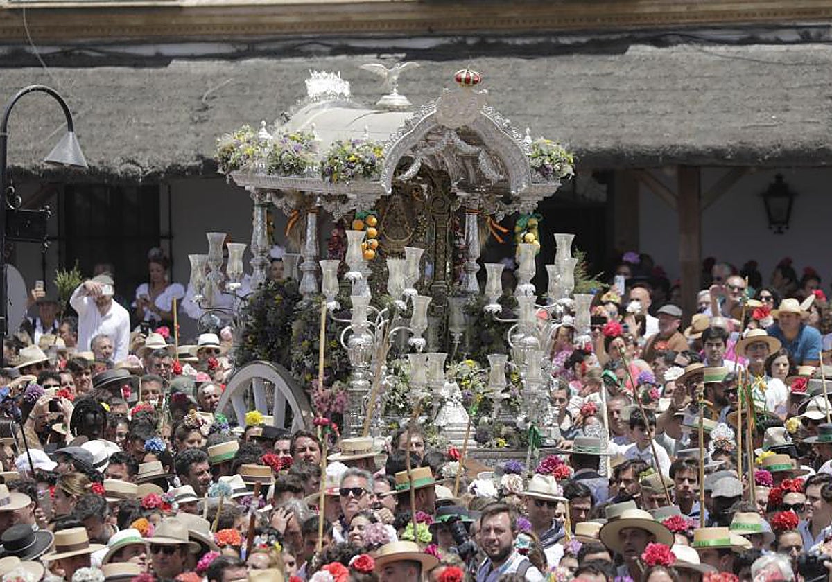 Carreta de la hermandad de Triana ya en la aldea de El Rocío