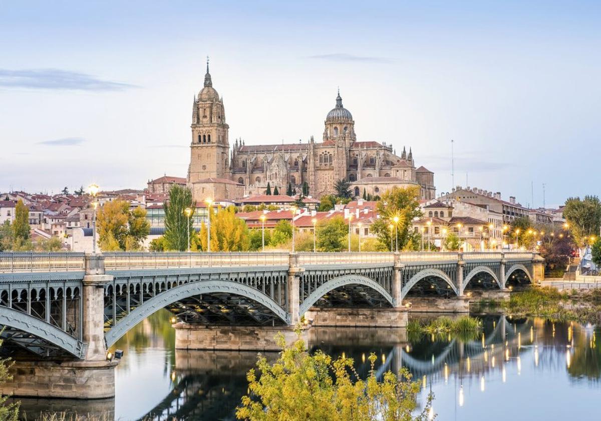 Halla un mensaje en una probeta que lanzó al río Tormes el ginecólogo que  le trajo