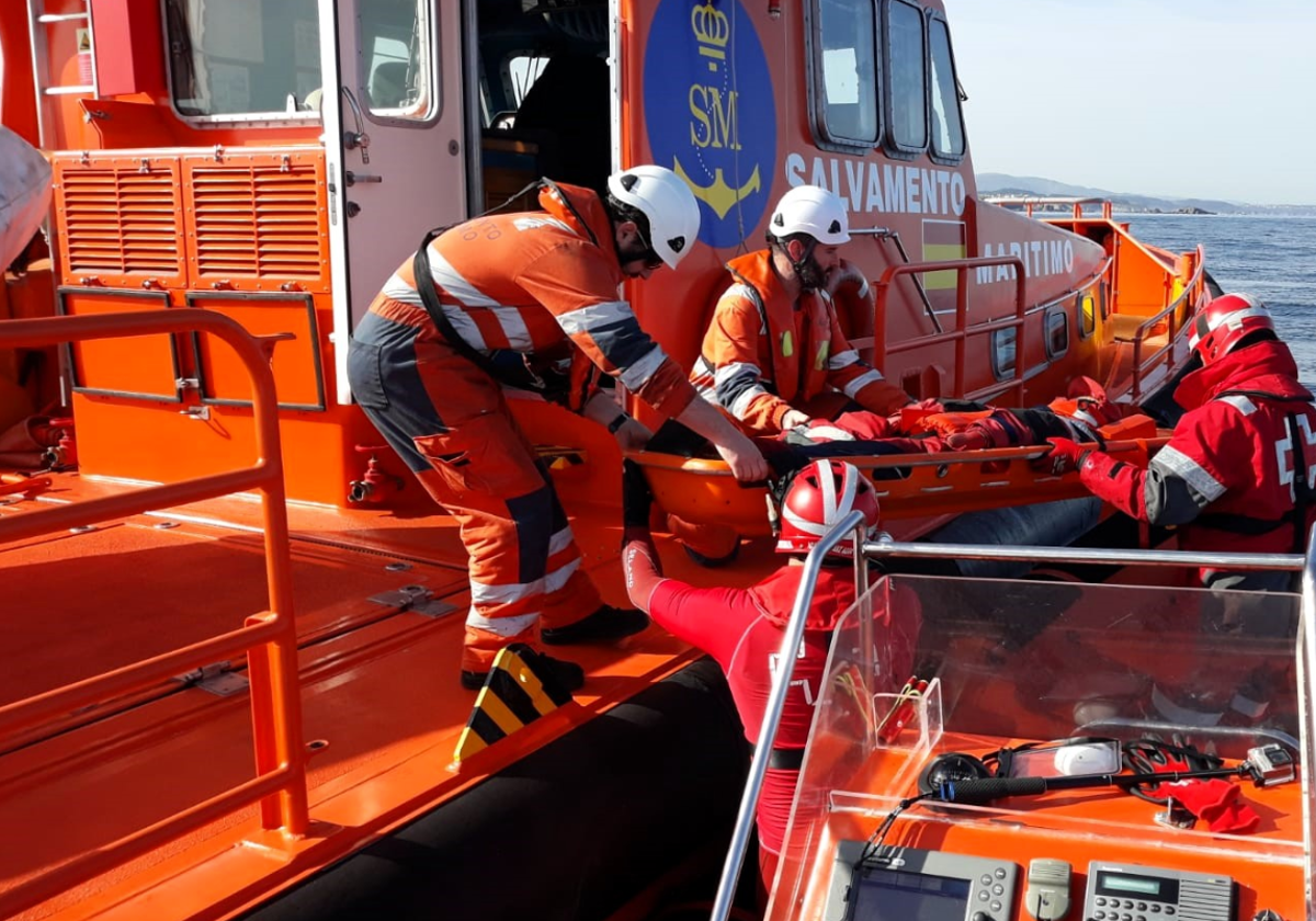 Salvamento en respuestas a una emergencia marítima en foto de archivo