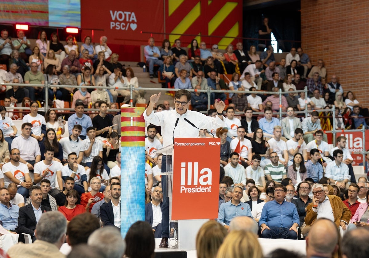 El candidato del PSC, Salvador Illa, en el acto de cierre de campaña en Pavelló Vall d'Hebron