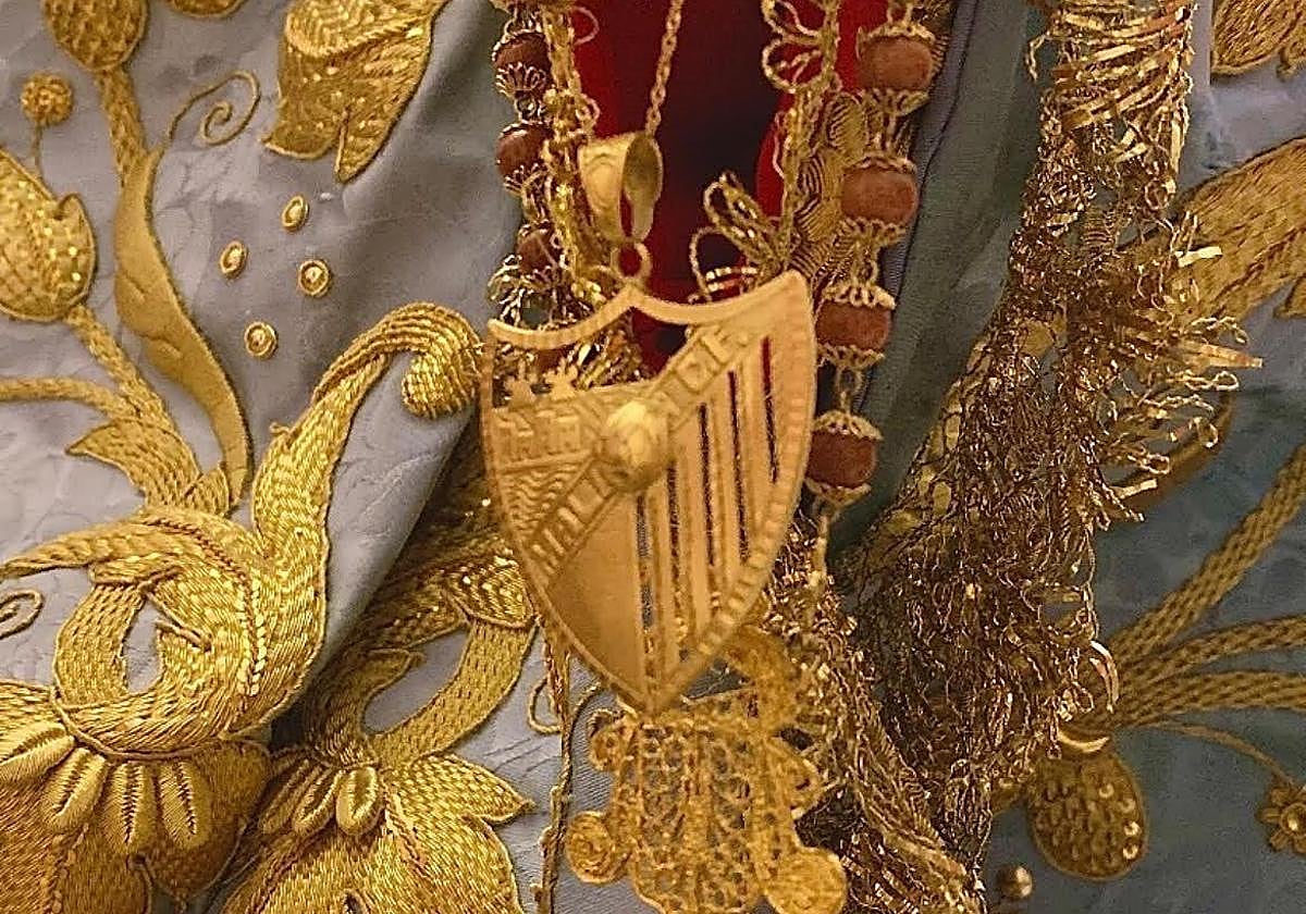 El escudo del Málaga CF, en la muñeca de la Divina Pastora