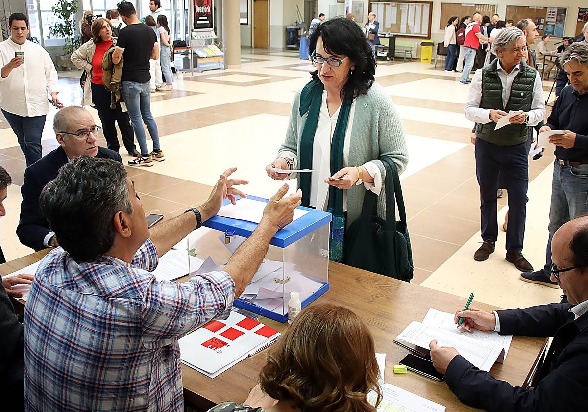 Teresa Mata, ayer ejerciendo su voto en las elecciones a Rector