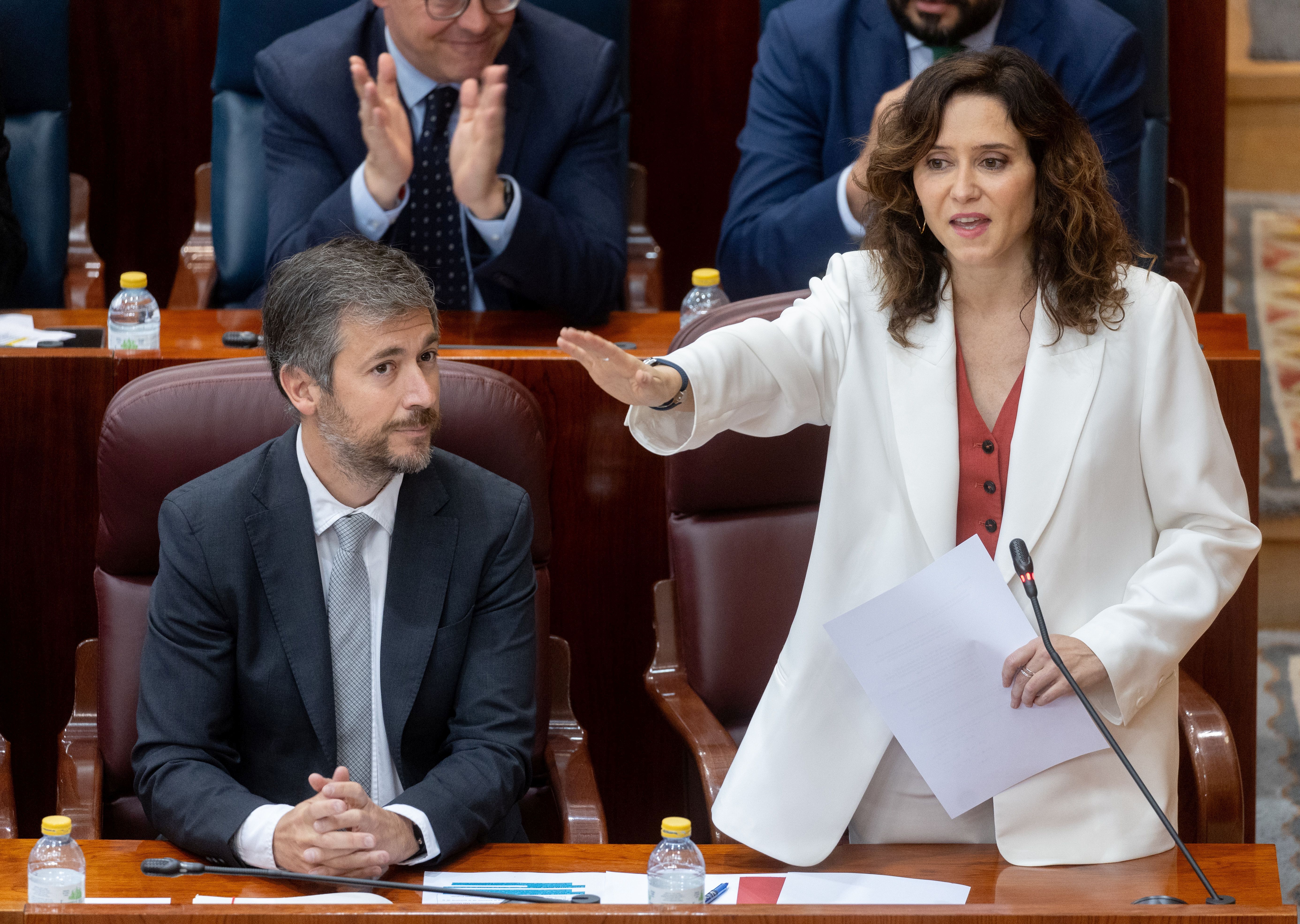 Isabel Díaz Ayuso junto a Miguel Ángel García, consejero de Presidencia, Justicia y Administración Local, en la Asamblea de Madrid