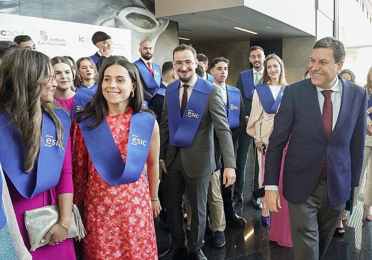 El consejero de Economía y Hacienda, Carlos Fernández Carriedo, en la clausura del Máster de Comercio Exterior