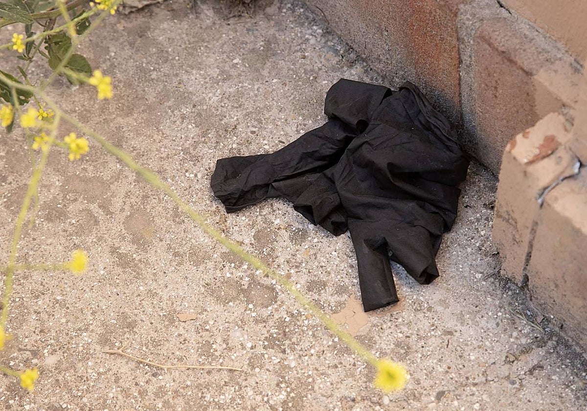Unos guantes junto a la casa donde se halló el cuerpo sin vida del presunto autor del apuñalamiento a una mujer