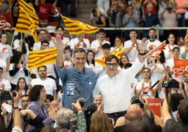 Pedro Sánchez y Salvador Illa en el mitin de cierre de campaña en Barcelona