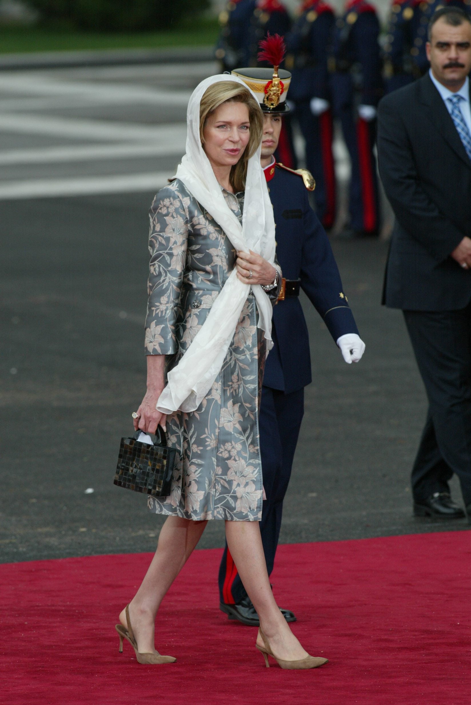 La Reina Noor de Jordania asistió a la boda con la cabeza cubierta con un velo blanco. Esto fue muy comentado, puesto que al morir el Rey Hussein todas las mujeres de la Familia Real jordana llevaron velos blancos en señal de luto, como manda la tradición musulmana. De hecho, hace apenas un año, la Reina asistió al funeral de Constantino de Grecia siguiendo el protocolo musulmán y europeo: abrigo negro hasta los pies y pañuelo claro. Por esto, fue extraño ver a la Reina lucir aquel velo en la ceremonia.