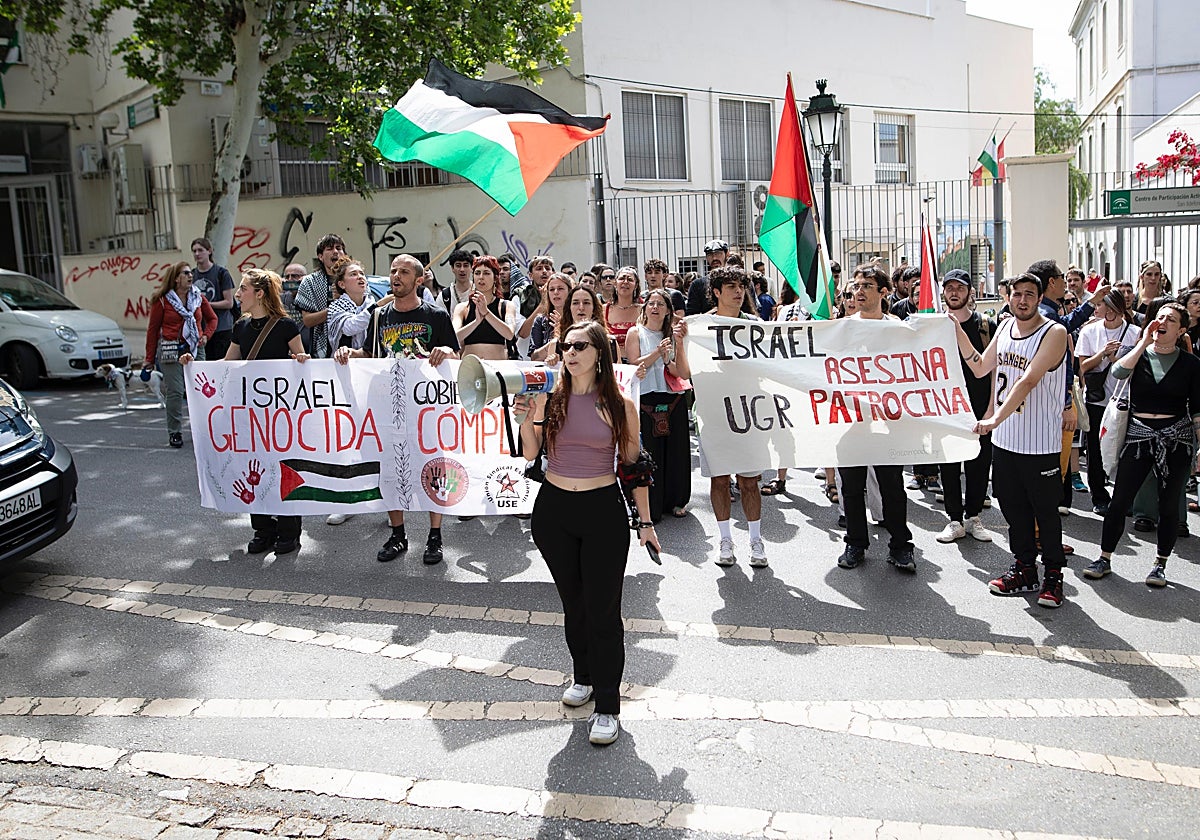 Los estudiantes se manifestaron este viernes en Granada para exteriorizar su protesta