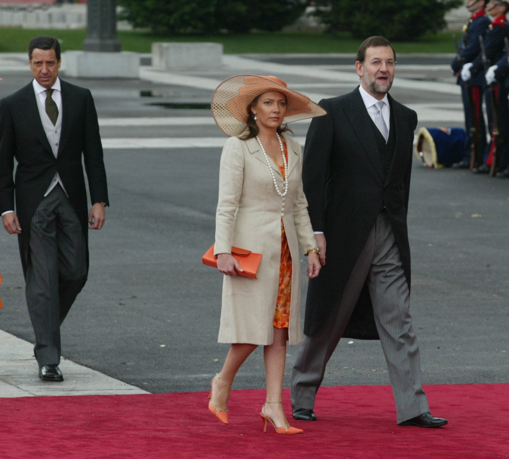 Mariano Rajoy asistió junto a su mujer, Elvira Fernández Balboa, a la boda de Don Felipe y Doña Letizia. Entonces era secretario general del Partido Popular y líder de la oposición. Recuerda a este diario que el enlace matrimonial entre el Príncipe de Asturias y la periodista Letizia Ortiz supuso «el origen de la continuidad de la Monarquía»: «Hoy ya la Princesa Leonor ha jurado la Constitución y, visto como actúa en los últimos tiempos –su serenidad, templanza y tranquilidad–, tengo que decir que podemos los españoles estar muy seguros y tranquilos de nuestro futuro».