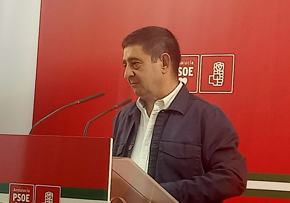 El secretario del PSOE de Jaén, Francisco Reyes, pidiendo explicaciones al presidente andaluz del PP, Juanma Moreno