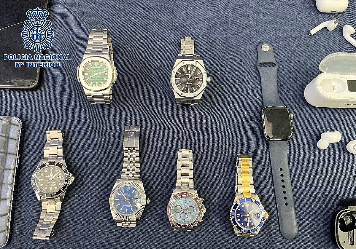 Relojes recuperados por los agentes en una operación