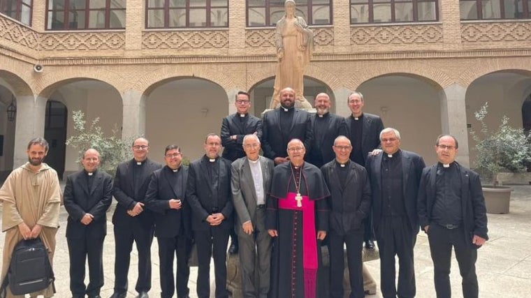 Un grupo de sacerdotes junto al arzobispo