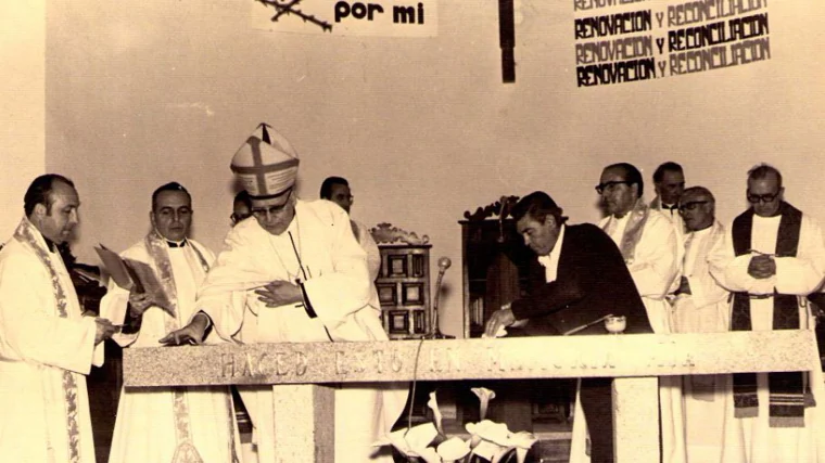 El obispo de Córdoba, Manuel Fernández-Conde, durante la consagración del alatar de la parroquia, en los años 60