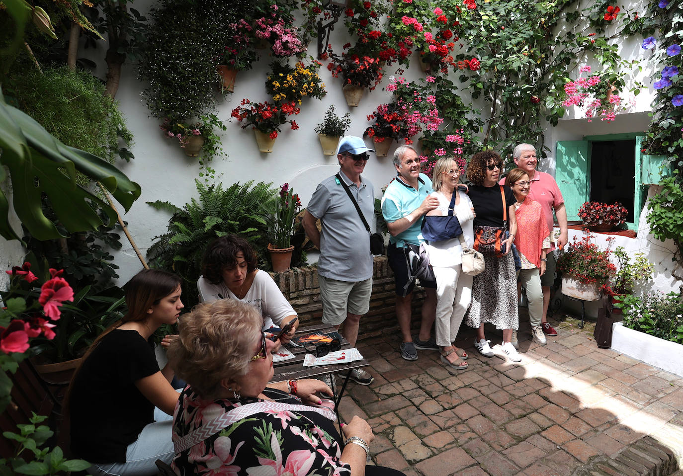 Las imponentes colas del último sábado de los Patios de Córdoba, en imágnes
