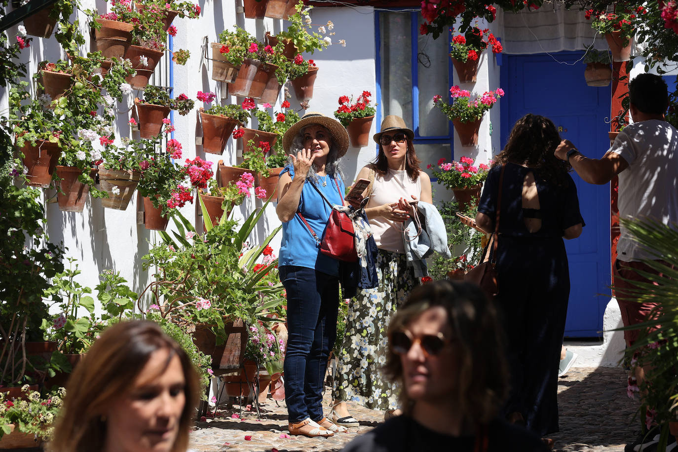 Las imponentes colas del último sábado de los Patios de Córdoba, en imágnes