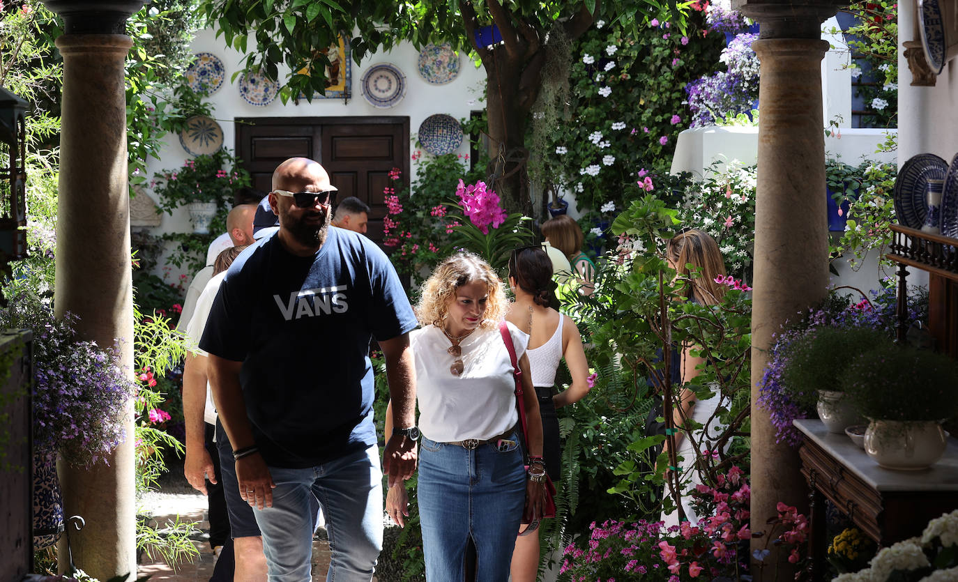 Las imponentes colas del último sábado de los Patios de Córdoba, en imágnes