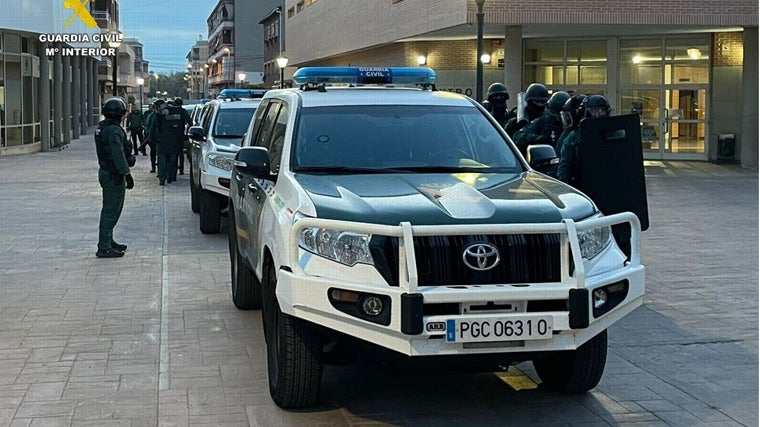 Dispositivo desplegado por la Guardia Civil durante la operación para desmantelar el punto de venta de droga en una peluquería en Almoradí (Alicante).